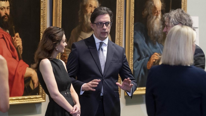 El presidente de Macedonia del Norte, Stevo Pendarovski (c), conversa a su llegada a la cena de los jefes de Estado y de Gobierno de la OTAN en el Museo del Prado. E.P./A. Ortega/Pool