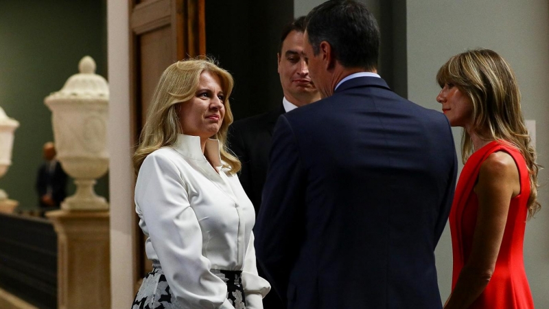 El presidente del Gobierno, Pedro Sánchez, saluda a la presidenta de Eslovaquia, Zuzana Caputova a su llegada a la cena ofrecisa a los líderes de la OTAN en el Museo del Prado. REUTERS/Violeta Santos Moura