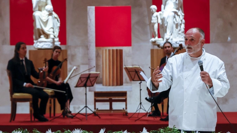 El chef José Andrés se dirige a los acompañantes de los jefes de Estado y de Gobierno que participan en la cumbre de la OTAN, durante la cena ofrecida por el presidente del Gobierno español, Pedro Sánchez, en el Museo del Prado. EFE/Ballesteros POOL