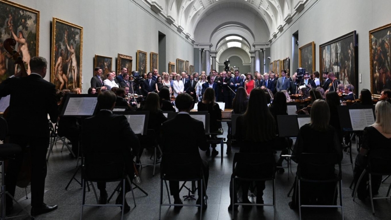 La orquesta de Kiev interpreta unas piezas antes de la cena que el jefe del Ejecutivo ofrece a los jefes de Estado y jefes de Gobierno que participan en la cumbre de la OTAN,  en el Museo del Prado. Pool Moncloa/Borja Puig de la Bellacasa