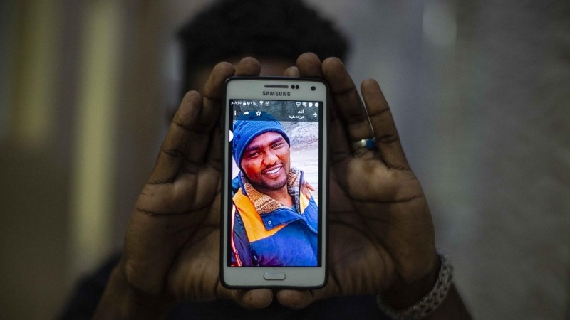 Un joven sudanés en Nador (Marruecos) muestra la imagen que le ha enviado el hermano de uno de los migrantes desaparecidos, Mohamed Saleh, también de Sudán, tras el trágico salto a la valla.