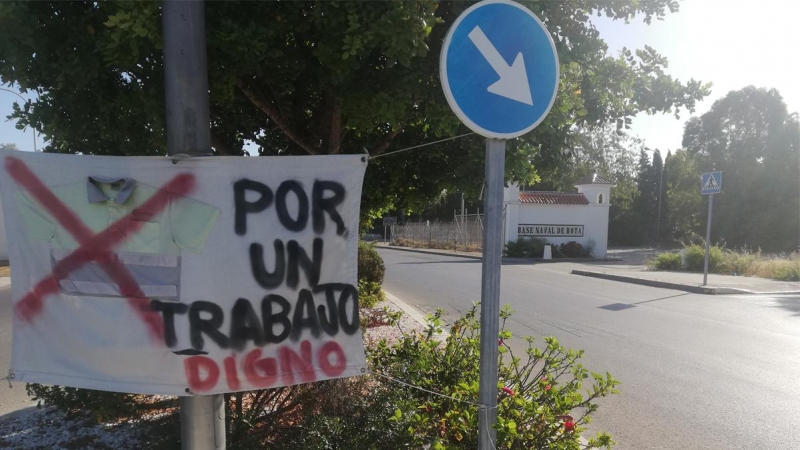 Un cartel junto a la entrada de la base de EEUU en Rota.