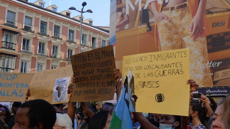 01/07/2022 Varios carteles en la manifestación contra la masacre de Melilla. Uno de ellos indica 'No queréis migrantes, pero sois los causantes de las guerras en sus países'.