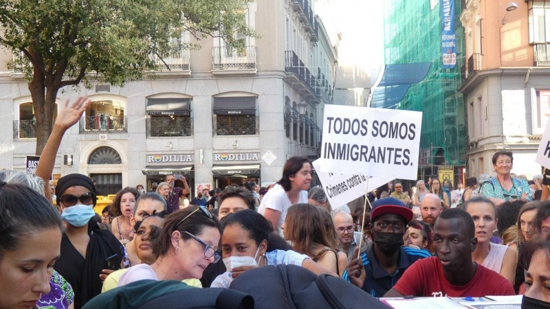 Un cartel apunta 'todos somos migrantes'.