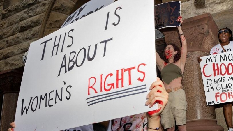 28/06/2022 Varias mujeres se manifiestan a favor del aborto en Denton, Texas