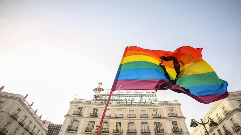 Concentración contra agresiones LGTBfóbicas en la Puerta del Sol, a 9 de julio de 2021, en Madrid (España). Organizaciones LGTBIAQ+ de toda España han convocado desde este viernes y hasta el domingo movilizaciones en varias ciudades a raíz de la muerte de