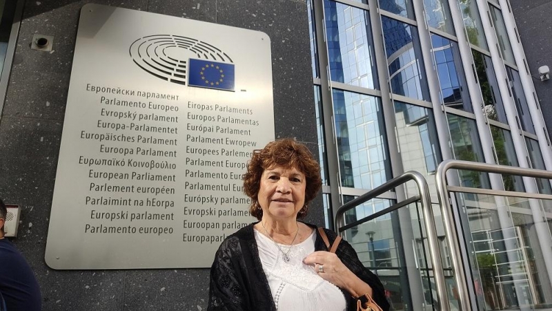 04/07/2022. La abogada, Julieta Bandirali, a las puertas del Parlamento Europeo en Bruselas.