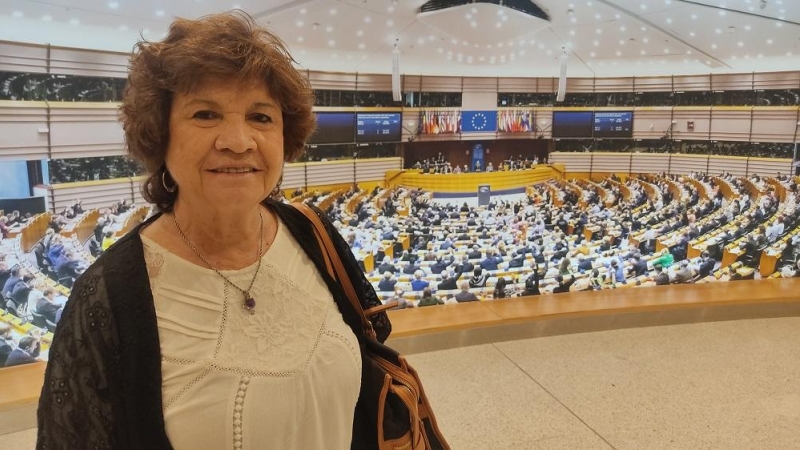 04/07/2022. Bandirali posa dentro del Parlamento Europeo, mientras se celebra una sesión.