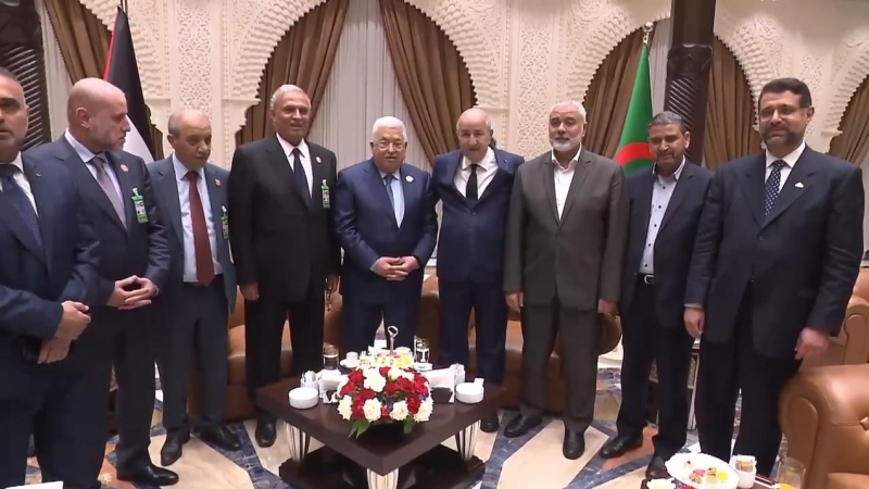 El presidente de Argelia, Abdelmajid Tebboune reúne al presidente palestino, Mahmoud Abbas y al jefe del buró político de Hamás, Ismail Haniyeh, en Argel a 5 de julio de 2022.
