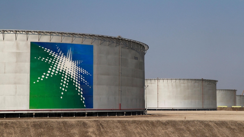 Una vista muestra tanques de aceite de marca en las instalaciones petroleras de Saudi Aramco en Abqaiq