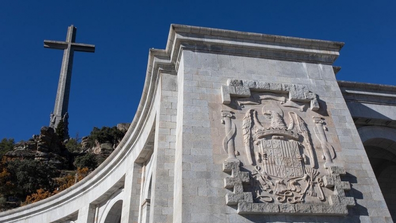 07/07/2022. El escudo de los Reyes Católicos esculpido en el complejo monumental del Valle de los Caídos, a 17 de noviembre de 2021, en San Lorenzo de El Escorial, Madrid