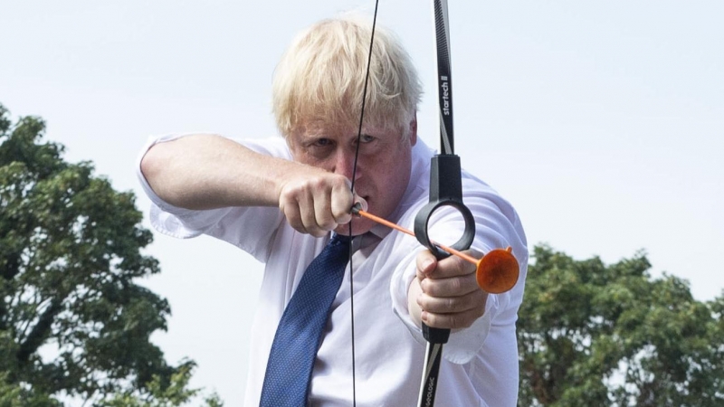 Boris Johnson practica tiro con arco.