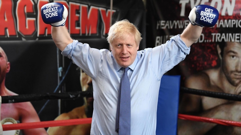 Boris Johnson con sus guantes de boxeo.