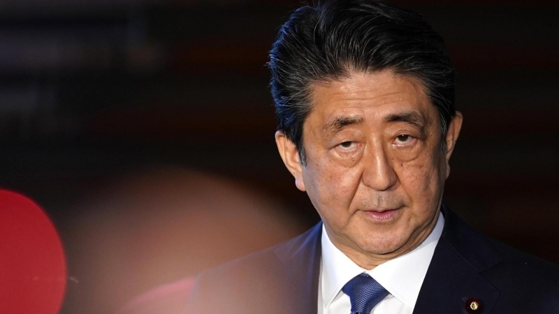 El primer ministro japonés, Shinzo Abe, habla con los periodistas antes de asistir a una reunión de la sede de medidas contra la enfermedad del coronavirus en la residencia oficial del primer ministro en Tokio, Japón, el 6 de abril de 2020 (reeditado el 8