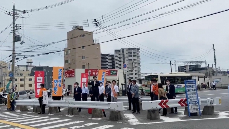 El ex primer ministro japonés, Shinzo Abe, observa después de llegar para su discurso en Nara.