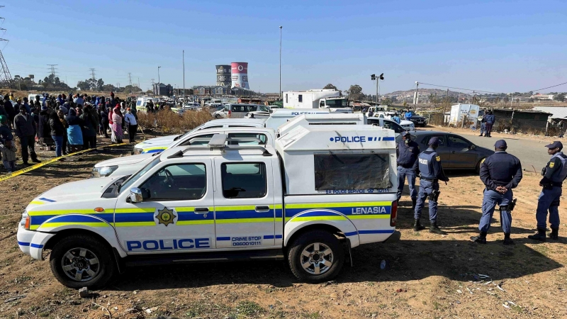 La policía acordona la escena donde 15 personas fueron asesinadas por desconocidos dentro de una taberna, en Nomzamo, Soweto, Johannesburgo, Sudáfrica, el 10 de julio de 2022.