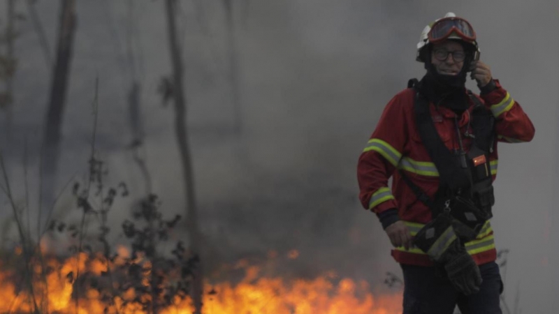 Bomberos combatiendo el incendio de Cruzinha, Portugal