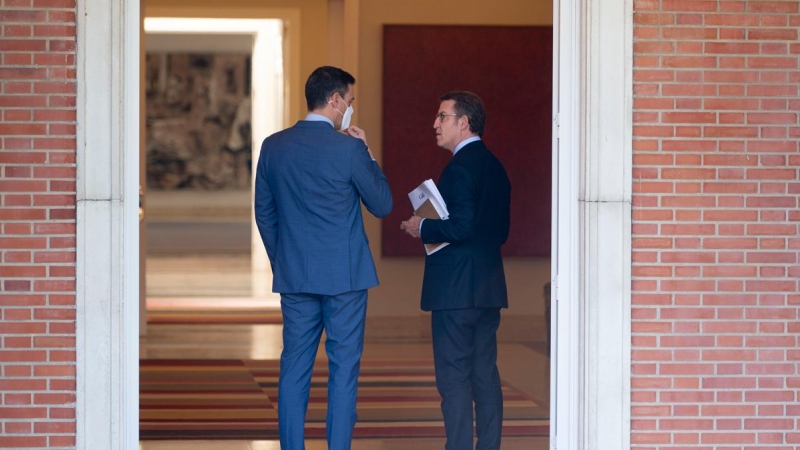 El presidente del Gobierno, Pedro Sánchez, y el presidente nacional del PP, Alberto Núñez Feijóo, a su llegada a una reunión en La Moncloa, a 7 de abril de 2022.
