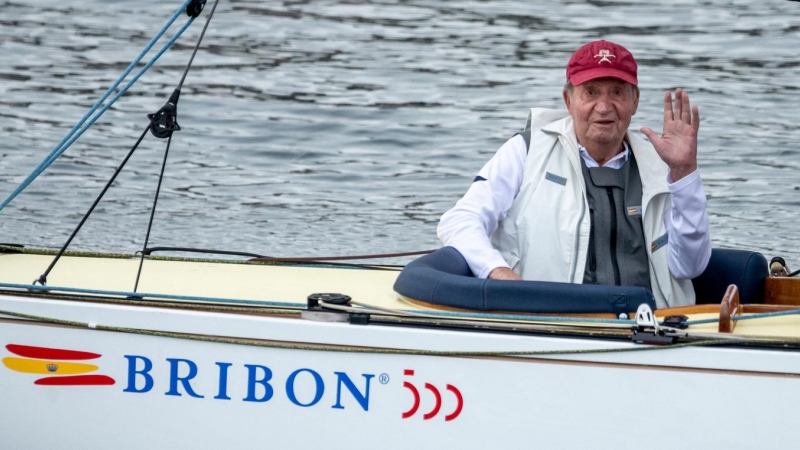 13/07/2022 - Foto del rey emérito de España, Juan Carlos I, saludando desde su barco 'Bribón', en la localidad gallega de Sanxenxo, el 21 de mayo de 2022.