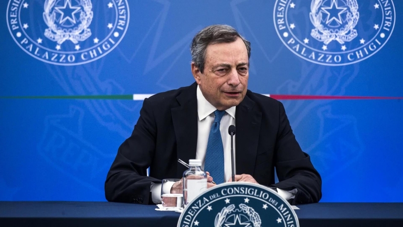 12/07/2022-El primer ministro italiano, Mario Draghi, asiste a una rueda de prensa en el Palacio Chigi, en Roma, Italia, el 12 de julio
