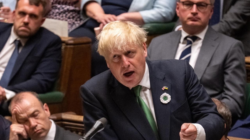 13/07/2022-Una fotografía difundida por el Parlamento del Reino Unido muestra al primer ministro británico, Boris Johnson, durante las Preguntas del Primer Ministro (PMQs) en la Cámara de los Comunes en Londres, Gran Bretaña, el 13 de julio