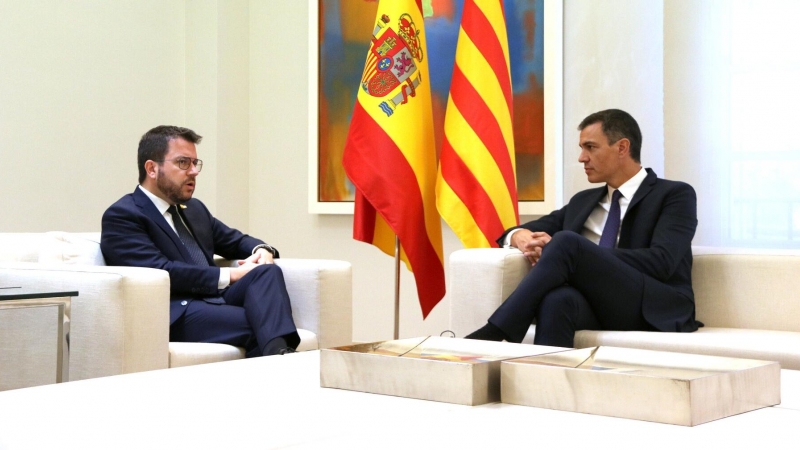Pere Aragonès i Pedro Sánchez conversen a l'inici de la reunió al Palau de la Moncloa.