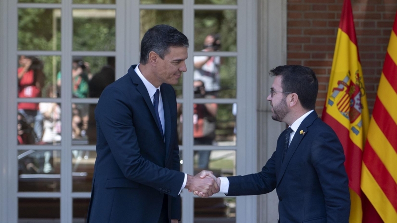 El presidente del Gobierno, Pedro Sánchez (i), y el de la Generalitat, Pere Aragonés, a su llegada a una reunión, en La Moncloa, a 15 de julio de 2022