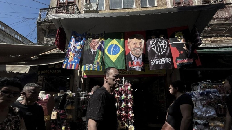 Toallas con fotografías del presidente brasileño Jair Bolsonaro (izquierda) y el expresidente brasileño Luis Inácio Lula da Silva están a la venta en una tienda del mercado callejero de Saara, en el centro de la ciudad de Río de Janeiro, Brasil, el 14 de