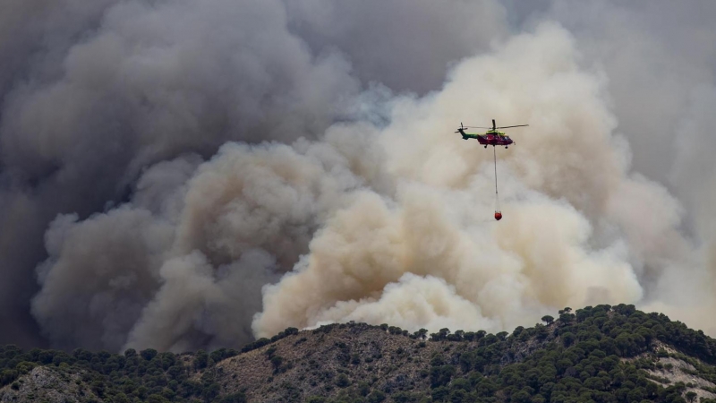 Helicóptero trabaja en labores de extinción del incendio en Mijas (Málaga).