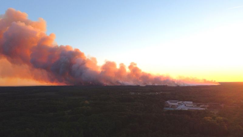 Una vista muestra el humo saliendo de los incendios forestales de Gironde, Francia, el 12 de julio de 2022