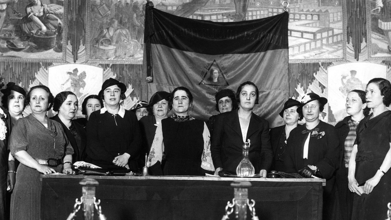 Clara Campoamor, en un mitin de propaganda de la Unión Republicana Femenina, el 20 de marzo de 1932.