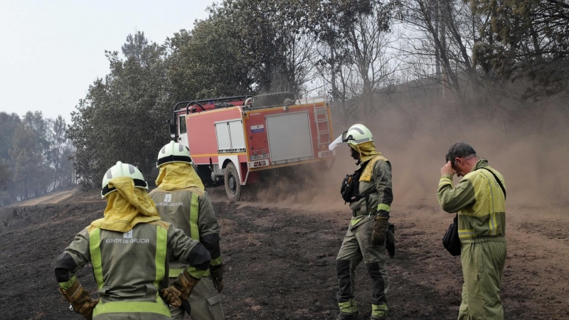 Efectivos durante las labores de extinción de un incendio, a 16 de julio de 2022, en A Pobra do Brolló, Lugo, Galicia