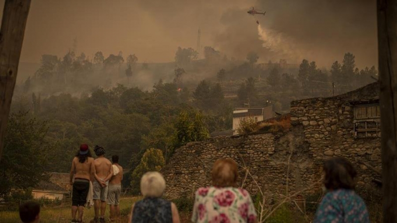 Incendio forestal en Carballeda de Valdeorras (Ourense).