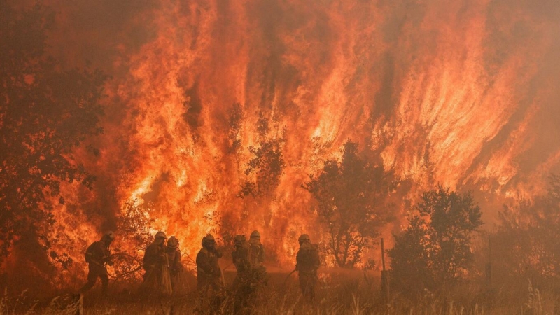 18/07/2022 - Los bomberos actúan en el lugar de un incendio forestal en Pumarejo de Tera, cerca de Zamora, en el norte de España, el 18 de junio de 2022..