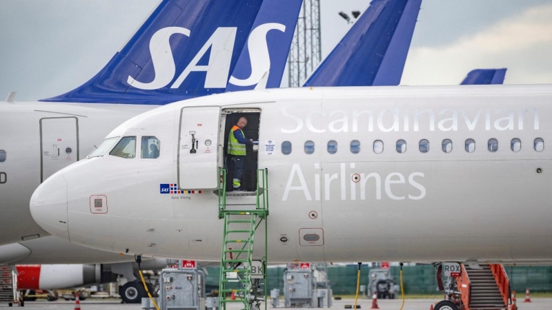 (4/7/22) Un técnico trabaja a bordo de un  SAS Airbus A320neo durante la huelga de pilotos en Kastrup, Dinamarca, a 4 de julio de 2022.