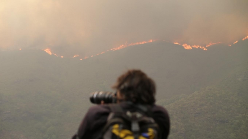 (18/7/22) Una persona fotografía el incendio de Folgoso do Courel, a 18 de julio de 2022, en Folgoso do Courel, Lugo, Galicia.