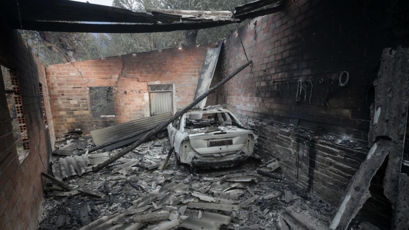 (18/7/22) Interior de un garaje y un coche quemados por el incendio de Folgoso do Courel, a 18 de julio de 2022, en Folgoso do Courel, Lugo, Galicia (España).