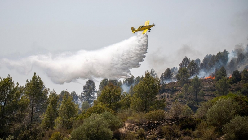 (18/7/22) Un helicóptero trabaja en la extinción de un nuevo incendio cerca del antiguo vertedero del Pont de Vilomara, a 18 de julio de 2022, Barcelona, Catalunya (España).