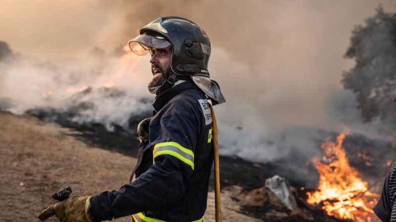 Un bombero trabaja en el incendio de Losacio, a 17 de julio de 2022, en Losacio, Zamora, Castilla y León (España).
