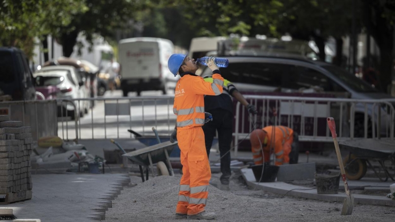 19/07/2022 Un trabajador de la construcción bebe agua para combatir el calor en una calle, a 19 de julio de 2022, en País Valencià.