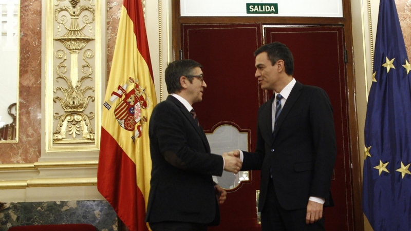 Imagen de archivo de 2016 del presidente del Gobierno, Pedro Sánchez, y el diputado socialista y exlehendakari Patxi López.