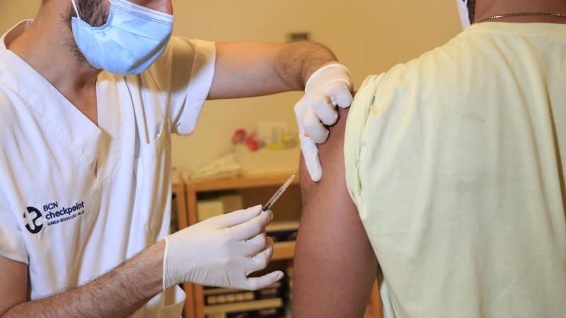 Un home rep la vacuna de la verola del mico al BCN Checkpoint, el primer dia de vacunació a Catalunya.
