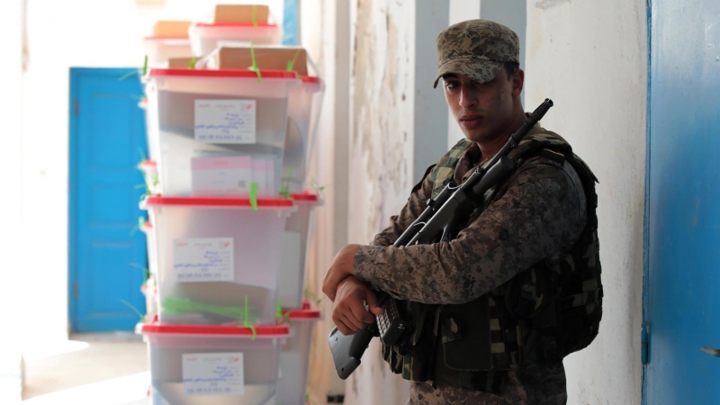 Un soldado tunecino custodia las urnas un día antes del referéndum sobre un nuevo proyecto de constitución en Túnez, Túnez, el 24 de julio de 2022.