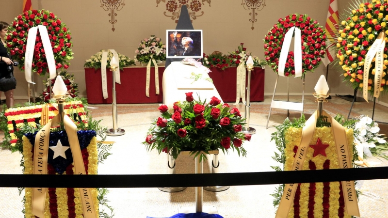 La capella ardent de Núria Feliu, amb una fotografia de l'artista, corones de flors i estelades, al districte de Sants-Montjuïc, a Barcelona.