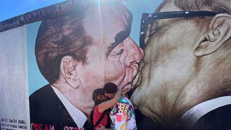 El beso del Muro de Berlín y sus enseñanzas histórico-políticas