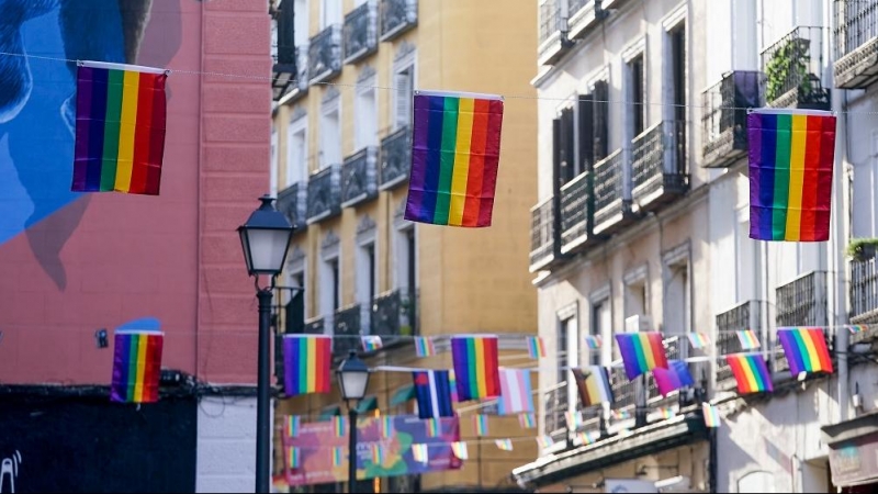 26/07/2022. Banderas LGTBI cuelgan de los balcones del barrio de Chueca en Madrid, a 25 de junio de 2021.