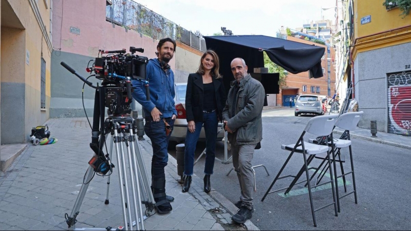 Juan Diego Botto, Penélope Cruz y Luis Tosar en el rodaje de 'En los márgenes'. EUROPA PRESS