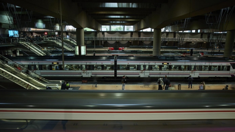 21/03/2022-Varios trenes a su llegada a los andenes de la estación de Atocha, a 21 de marzo de 2022, en Madrid