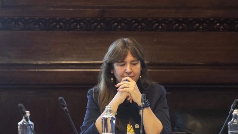 Laura Borràs, durant la reunió de la Mesa del Parlament en la qual ERC, PSC i CUP han votat la seva suspensió com a presidenta de la institució.