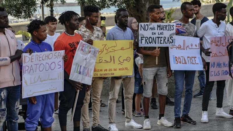 01/07/2022-Varias personas durante una manifestación en Ceuta por los sucesos ocurridos a decenas de migrantes en Melilla el pasado 24 de junio, a 1 de julio de 2022, en Ceuta